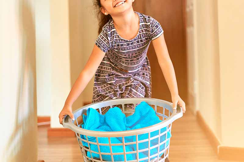 Tarea Montessori Dejar la ropa sucia en casa