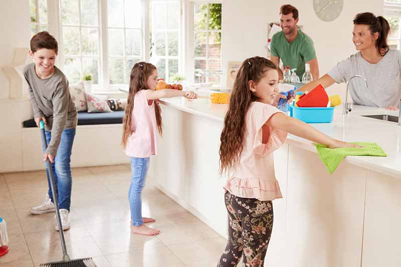 Tarea Montessori ayudar a limpiar en casa
