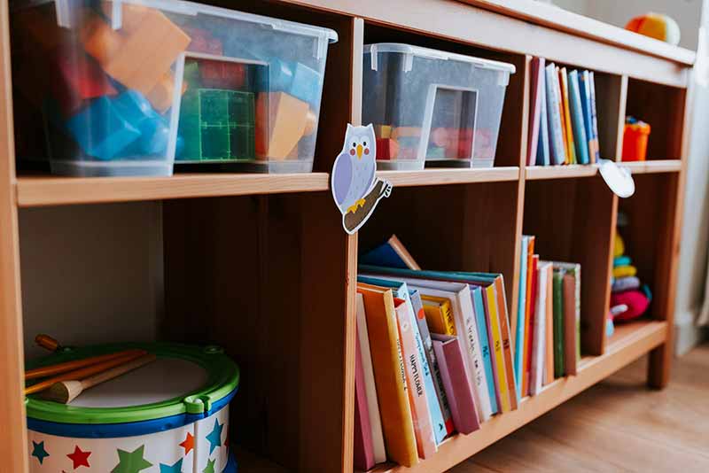 Tareas Montessori guardar y ordenar juguetes