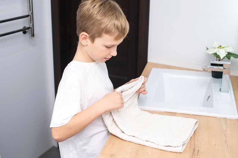 Doblar toallas niños Montessori