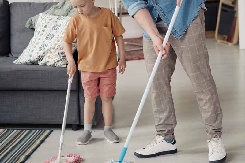 Limpiar el suelo con la mopa niños Montessori