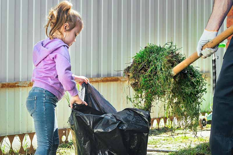 Limpiar jardín niños Montessori