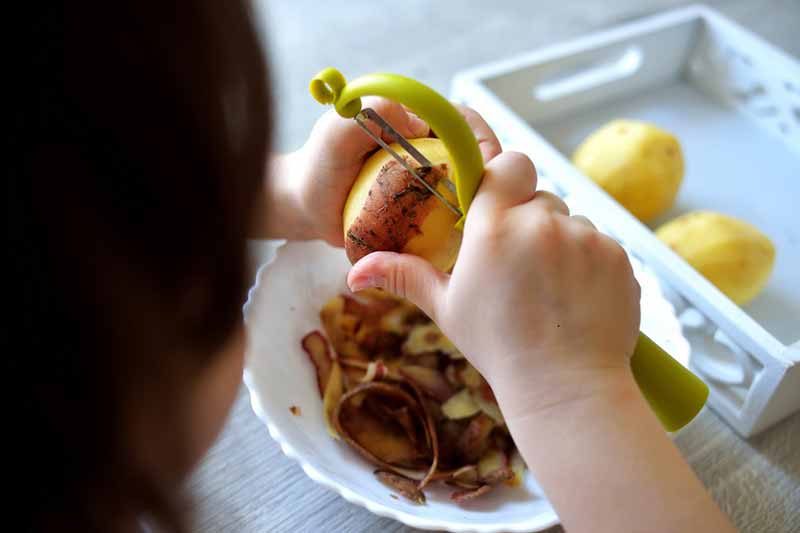 Pelar papas y zanahorias niños Montessori