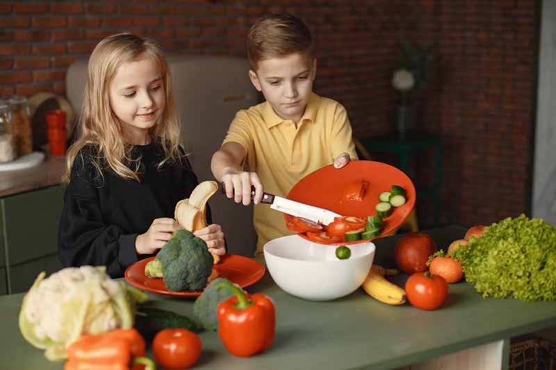 Preparar las ensaladas niños Montessori
