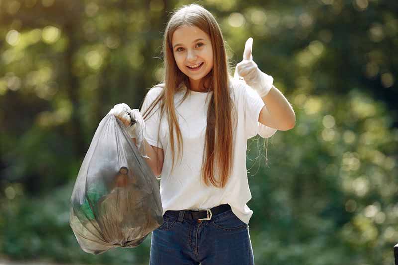 Recoger la basura niños Montessori