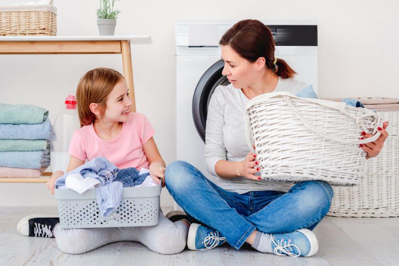Poner la ropa en la lavadora niños montessori