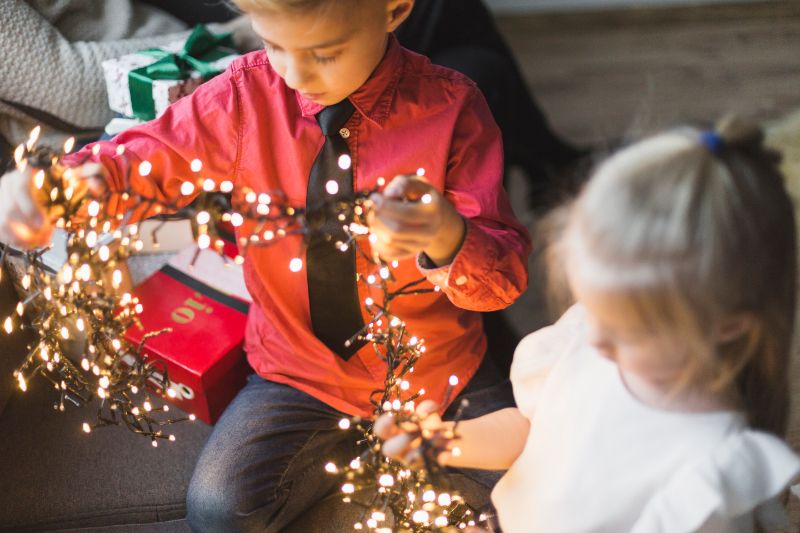 niños decorando arbol de navidad